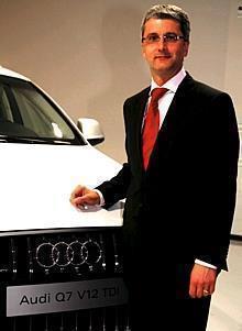 Rupert Stadler, Vorstandsvorsitzender der AUDI AG, mit dem Audi Q7 V12 TDI.